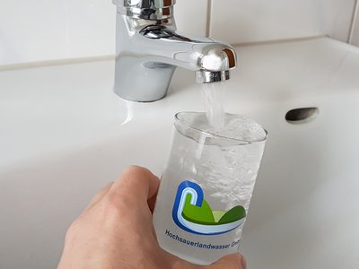 Weltwassertag: Ein Glas wird mit Leitungswasser gefüllt