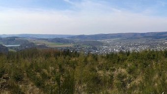 Bild: Blick über das Sauerland bei Meschede - Versorgungsgebiet der HSW