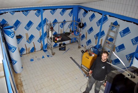 Bild: Ein Mitarbeiter saniert den Hochbehälter Brunskappel