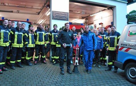 Bild: Mitarbeiter der HSW und der Feuerwehr zeigen einen Hydrantren