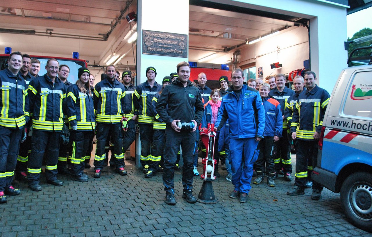 Bild: Mitarbeiter der HSW und der Feuerwehr zeigen einen Hydrantren