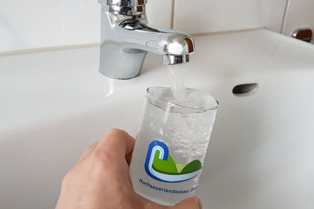 Klares, fisches Trinkwasser von der Hochsauerlandwasser GmbH fließt in ein Trinkglas