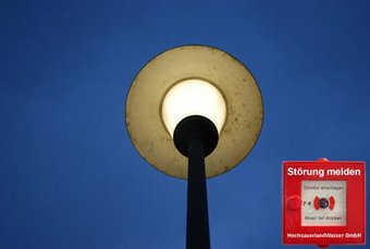 Bildmontage: Straßenlaterne und manueller Störungsmelder